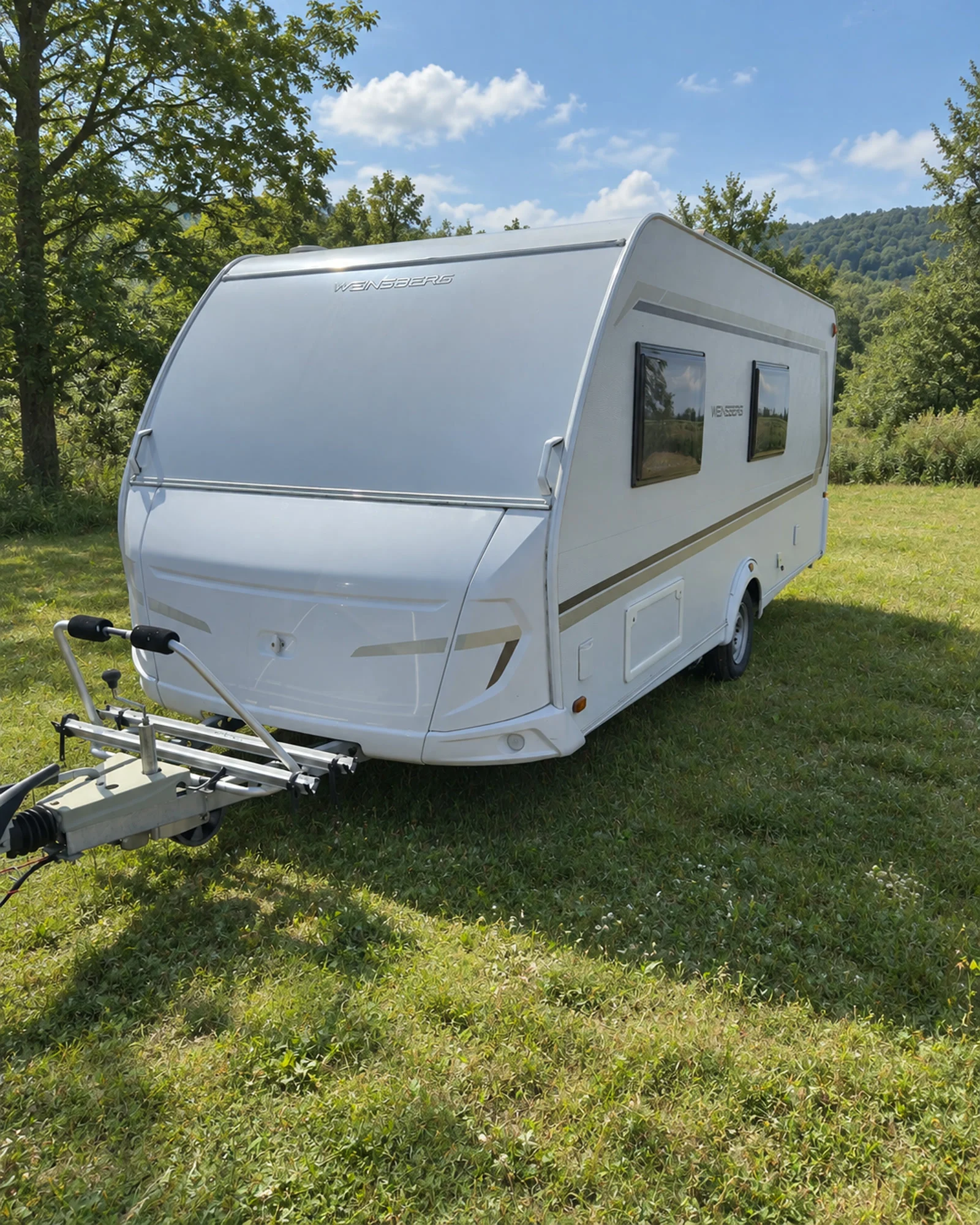 Karavan Weinsberg 500 spredu na lúke v prírode