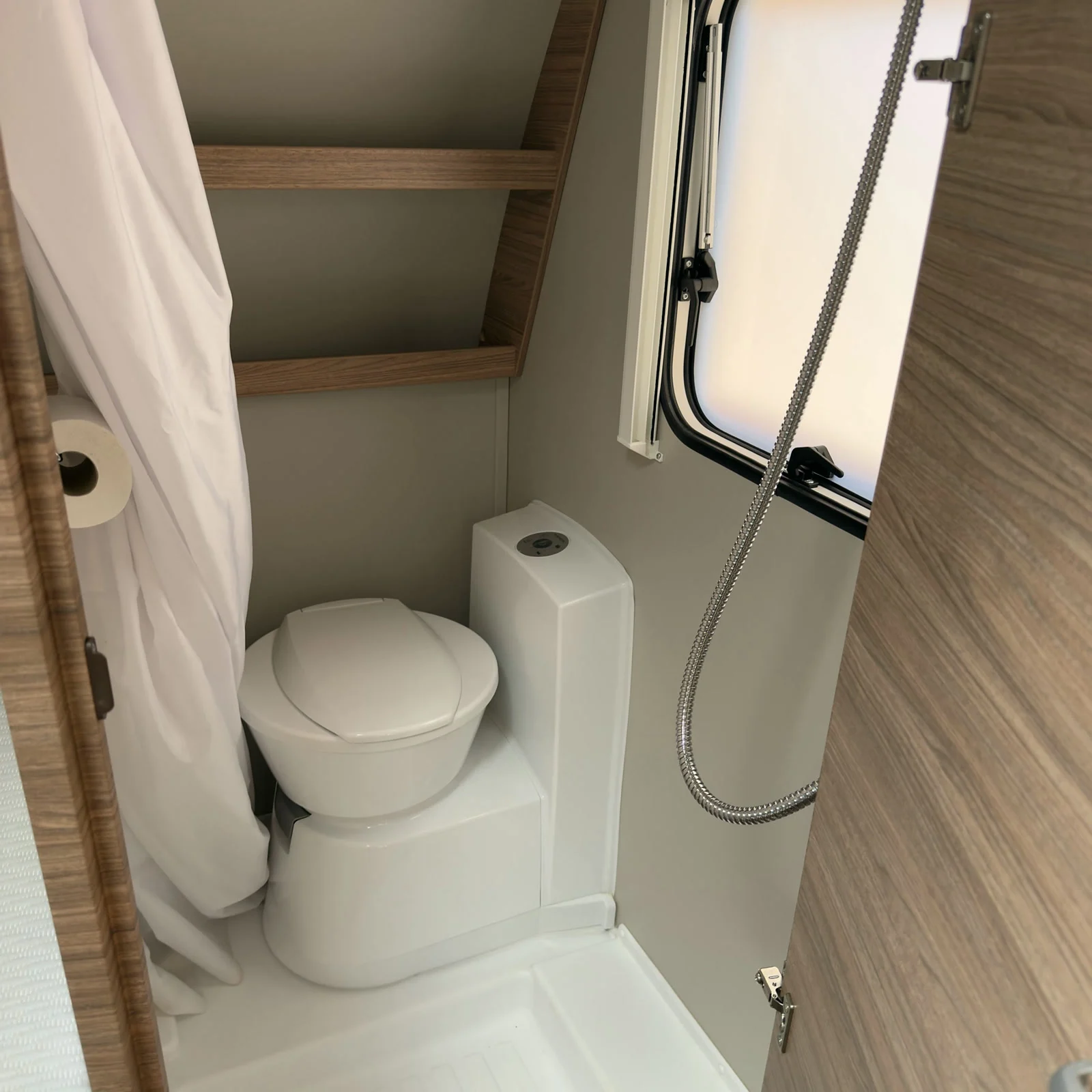 Kúpeľňa so sprchou a WC v karavane Weinsberg 500
